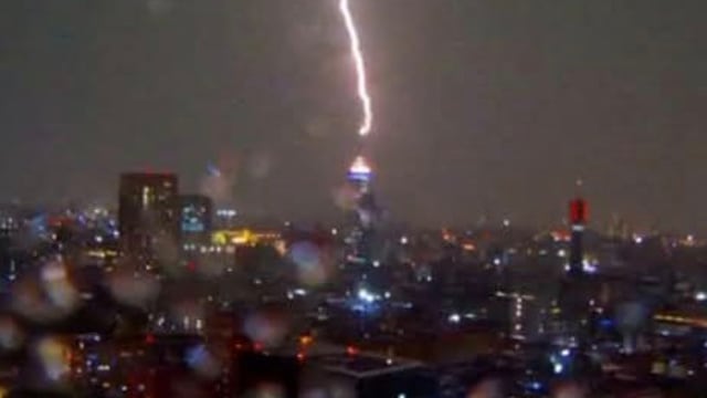 Rayo cae en la Torre Latinoamericana de la CDMX