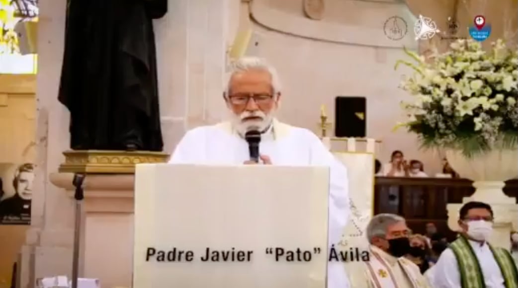 “Los abrazos ya no nos alcanzan para cubrir los balazos”, dice el padre Javier “Pato” Ávila a AMLO tras sacerdotes jesuitas asesinados