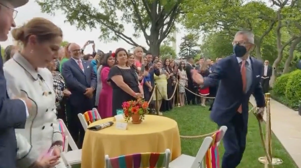 Beatriz Gutiérrez es recibida en la Casa Blanca con mariachi, para celebrar el 5 de mayo