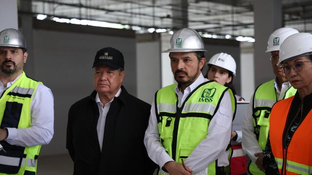 Julio Menchaca y Zoé Robledo supervisan Hospital General de Actopan