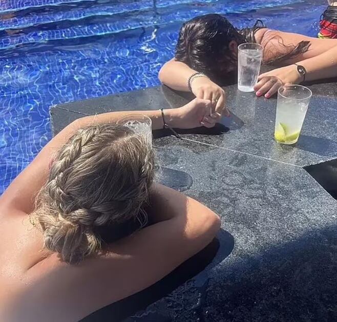 Kaylie Pitzer y Zara Don Hull en el bar de su hotel