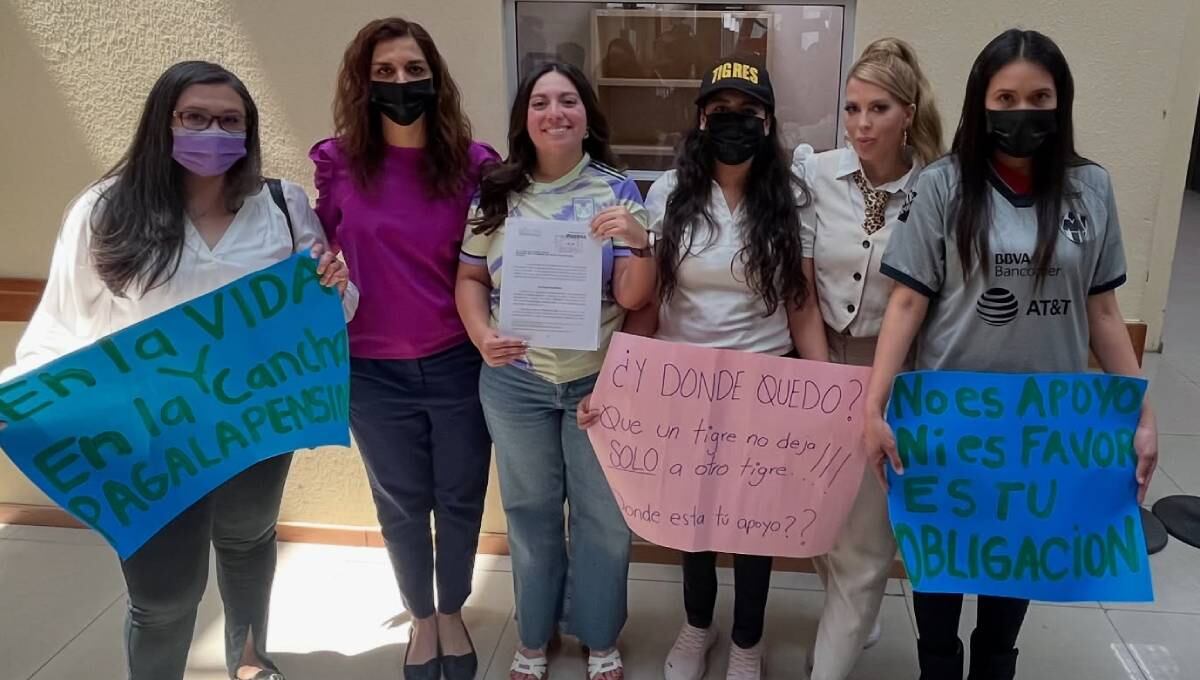 Greta Barra (centro) presenta propuesta