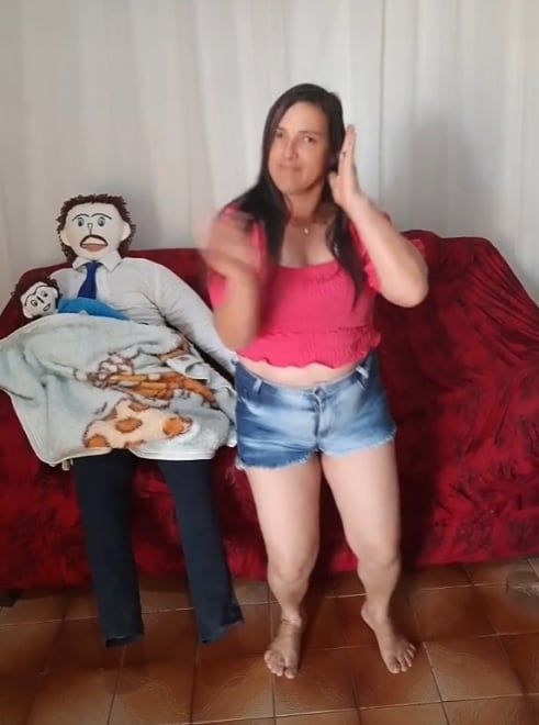 Meirivone Rocha Moraes y su esposo de trapo Marcelo