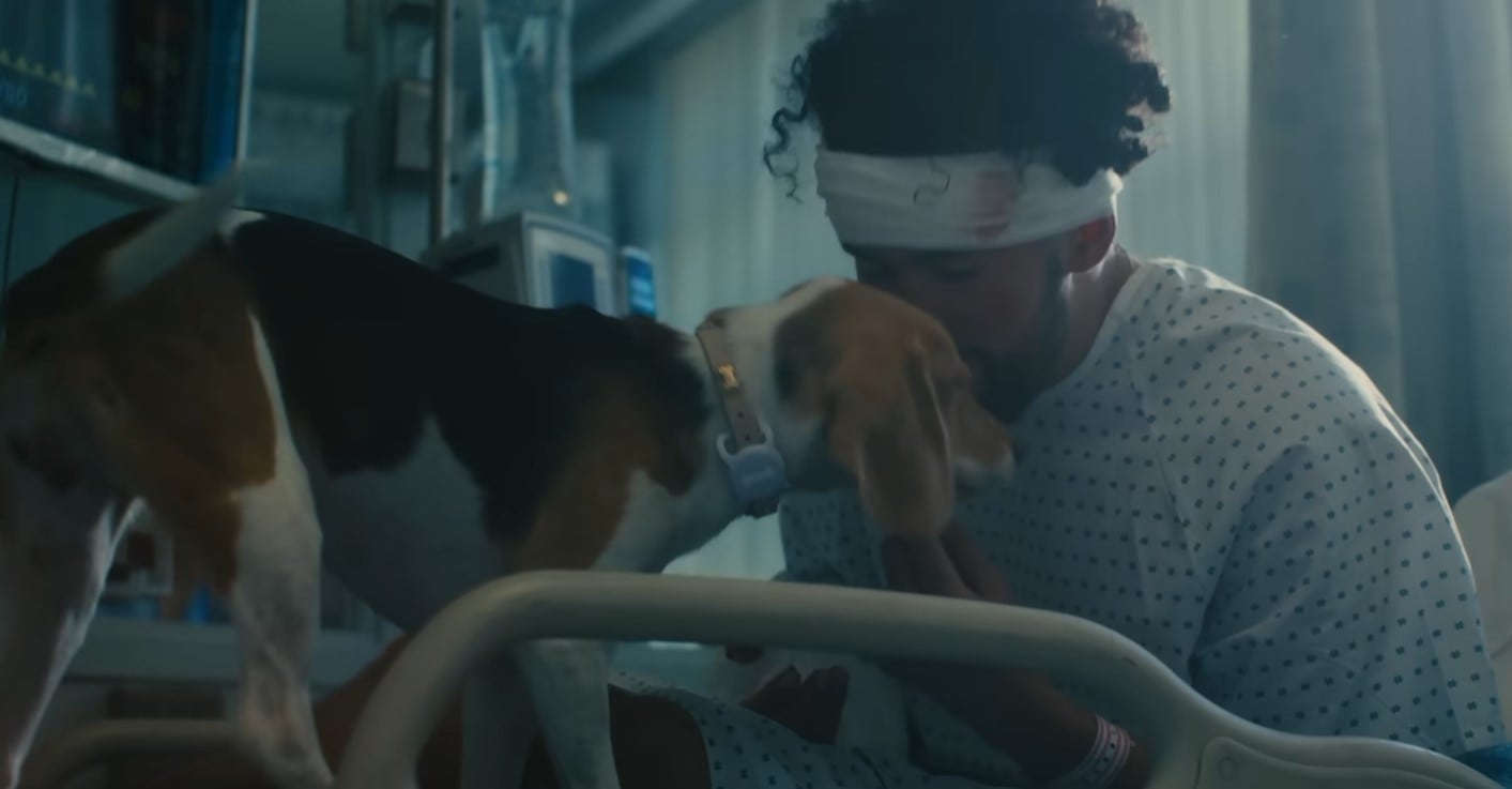 Bad Bunny en si videclip 'Ojitos Lindos'