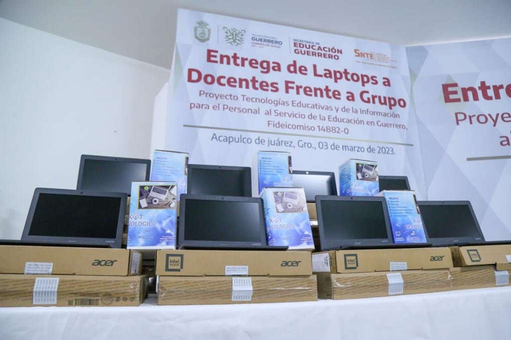 Equipos de cómputo entregados por Evelyn Salgado a docentes