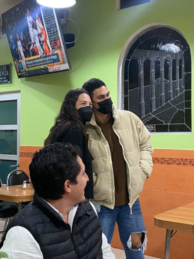 Alejandro Speitzer con fan en una taquería
