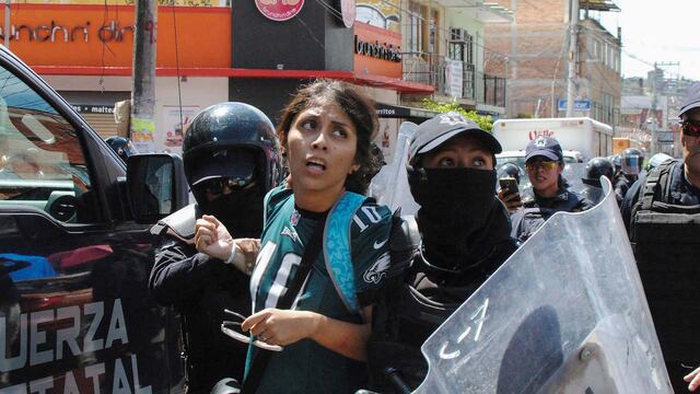 Policías estatales detienen a mujer normalista en Guerrero.