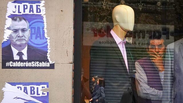 Carteles exponiendo el vínculo de Genaro García Luna con el partido político Partido Acción Nacional durante marcha en protesta al INE.