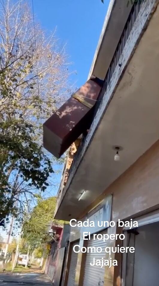 Bajan un ropero con unas cuerdas y ahora el fatal desenlace ya circula en TikTok