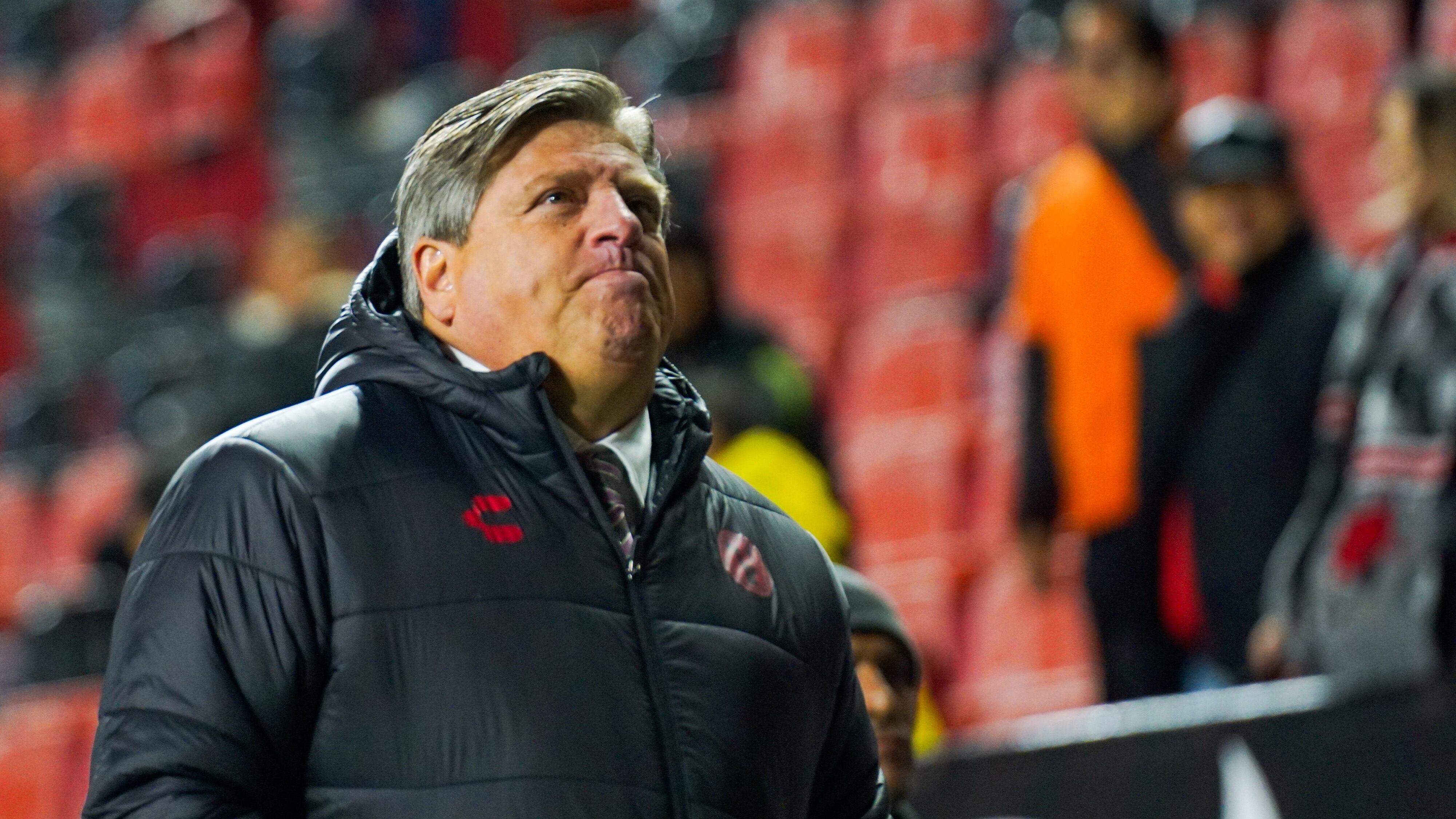 Miguel Herrera se engancha con aficionados tras nueva derrota de Xolos; le exigen que se vaya