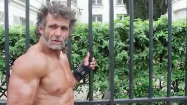 A sus 50 años se mantiene en forma.