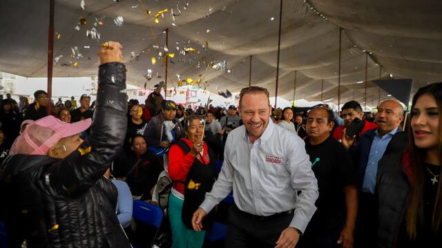 Santiago Taboada recibe bastón para servir al pueblo en Iztapalapa