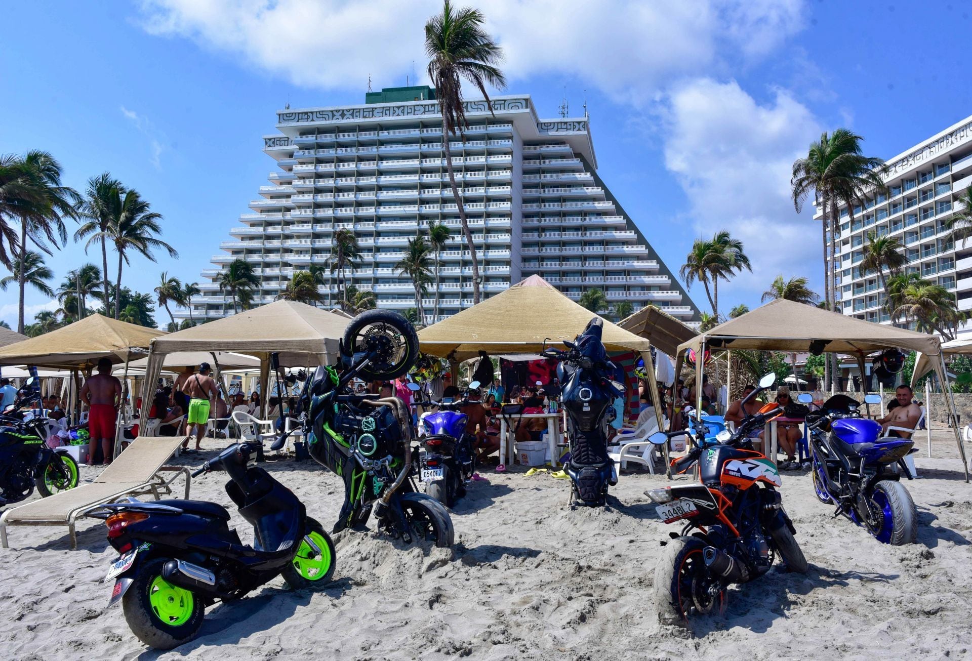 Motociclistas desafían prohibición y llegan al Acamoto 2026