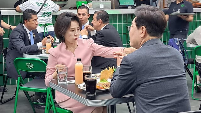Captan a Lee Jae-myung y primera dama en Tacos Atarantados de CDMX