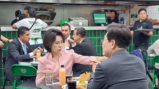 Captan a Lee Jae-myung y primera dama en Tacos Atarantados de CDMX