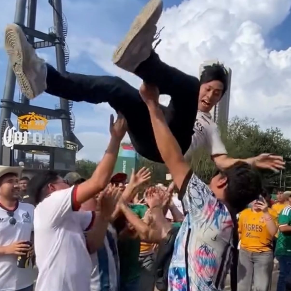 Lo confundieron con japonés… y terminó volando entre aficionados en Monterrey