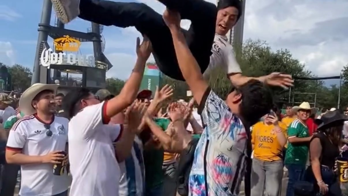 Lo confundieron con japonés… y terminó volando entre aficionados en Monterrey
