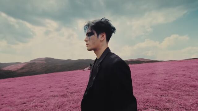 Jackson Wang en el video de YouTube de su canción Made Me a Man.