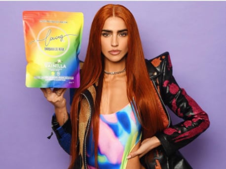 Bárbara de Regil celebra del mes del Orgullo en su proteína.