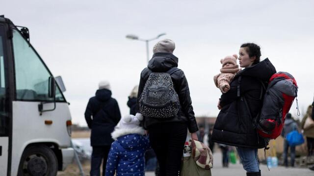 Refugiados ucranianos cruzan la frontera con Polonia