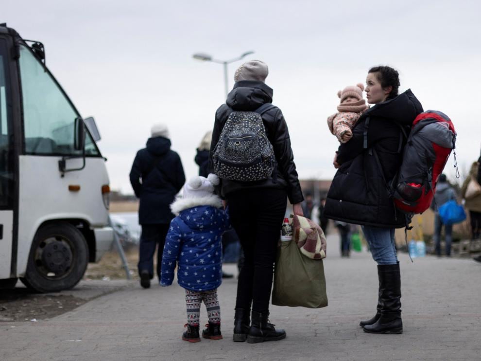 Refugiados ucranianos cruzan la frontera con Polonia