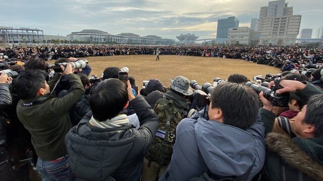 2 mil personas tomando fotos a la cosplayer Enako