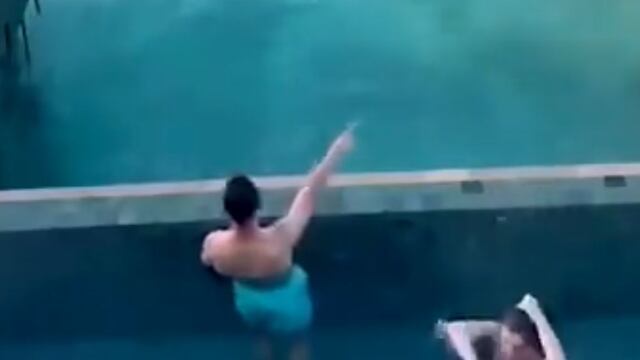 Sergio Arribas en su alberca (Captura de video)