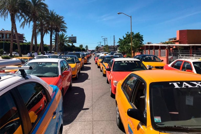 Taxistas agreden a pareja de turistas en Playa del Carmen