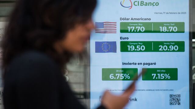 El dólar se mantiene entre los $18.50 y $18.70 pesos a la venta, en distintas sucursales bancarias de la capital.