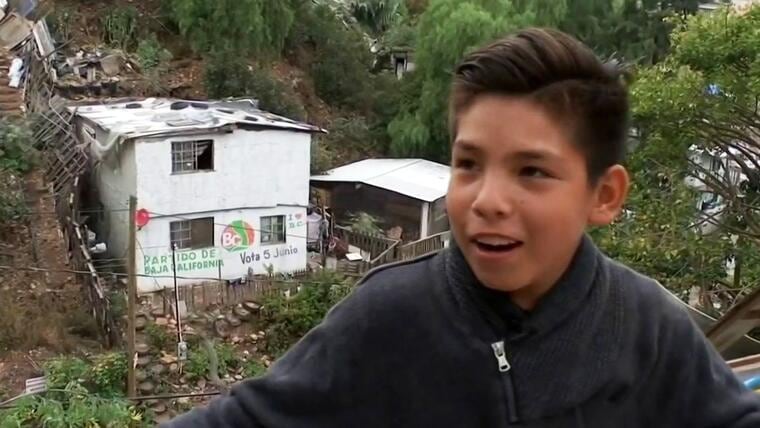Emiliano, niño sur cantante en la frontera (captura de video)