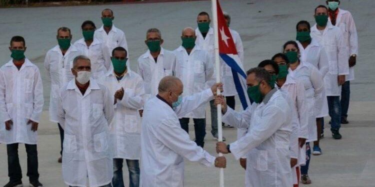 El comunicado oficial del Palacio Nacional dijo que “alrededor de 600 médicos y enfermeras especialistas han salido de la isla cubana para ayudar en diferentes países… sin duda, con su apoyo se saldrá adelante”.