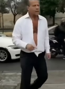 Alfredo Adame en pelea callejera.