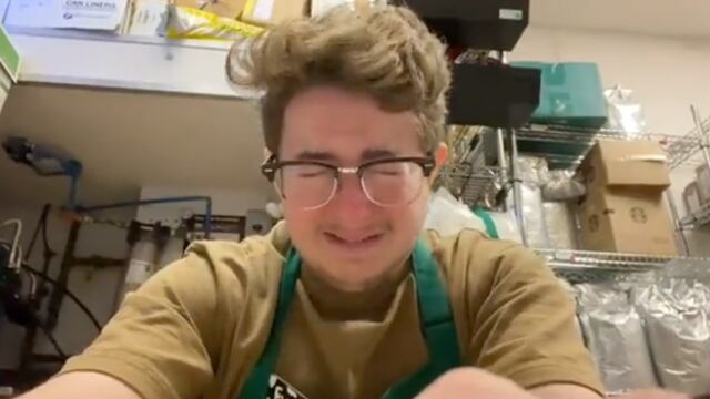 Trabajador de Starbucks rompe en llanto