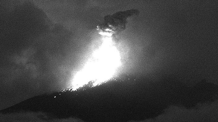 Registra volcán Popocatépetl fuerte explosión con columna de humo (VIDEO)