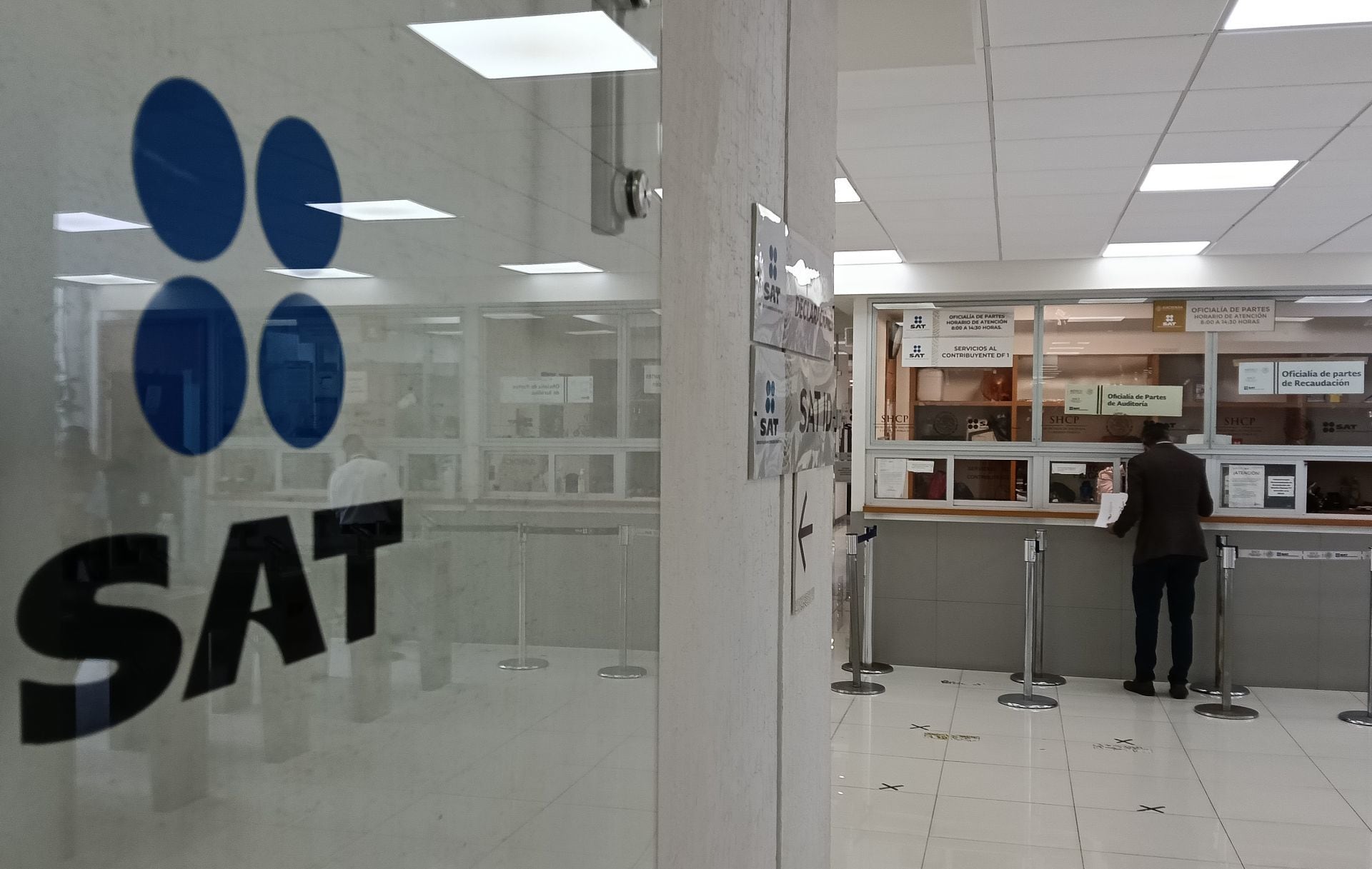 SAT congela miles de cuentas bancarias en México