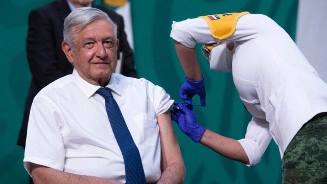 AMLO se vacuna