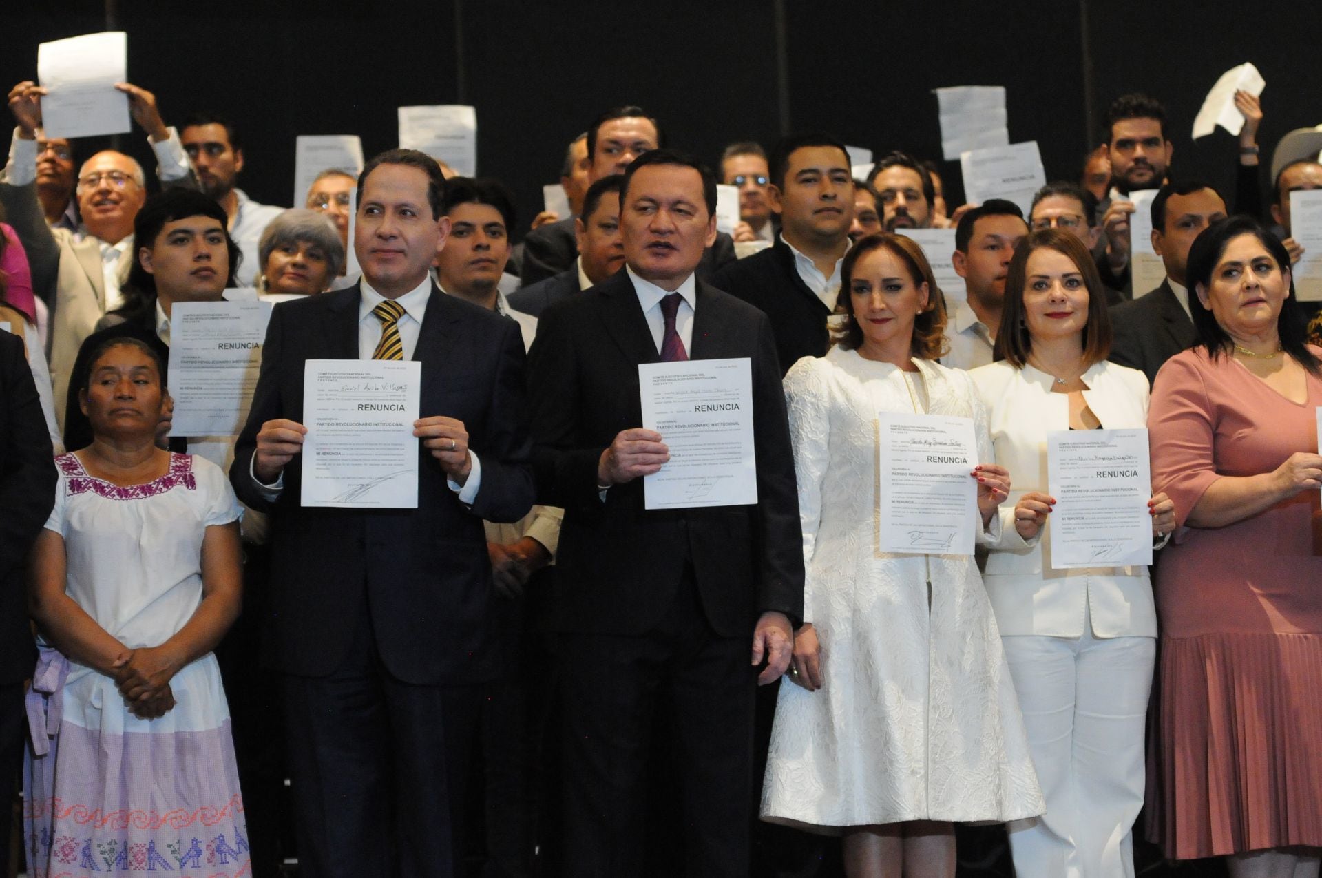 Renuncia de priistas