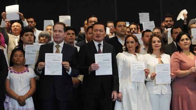 Renuncia de priistas