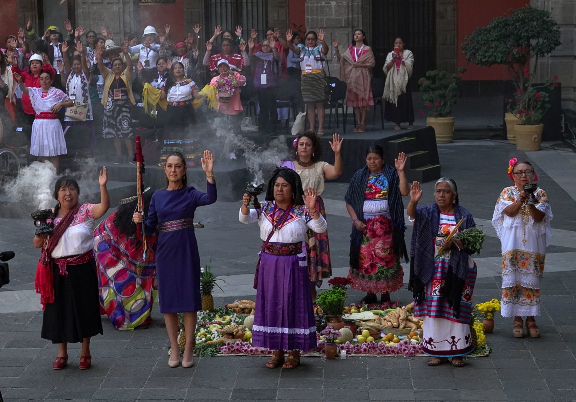 Claudia Sheinbaum conmemoró el Día Internacional de la Mujer 2025, Año de la Mujer Indígena, con un ritual en Palacio nacional