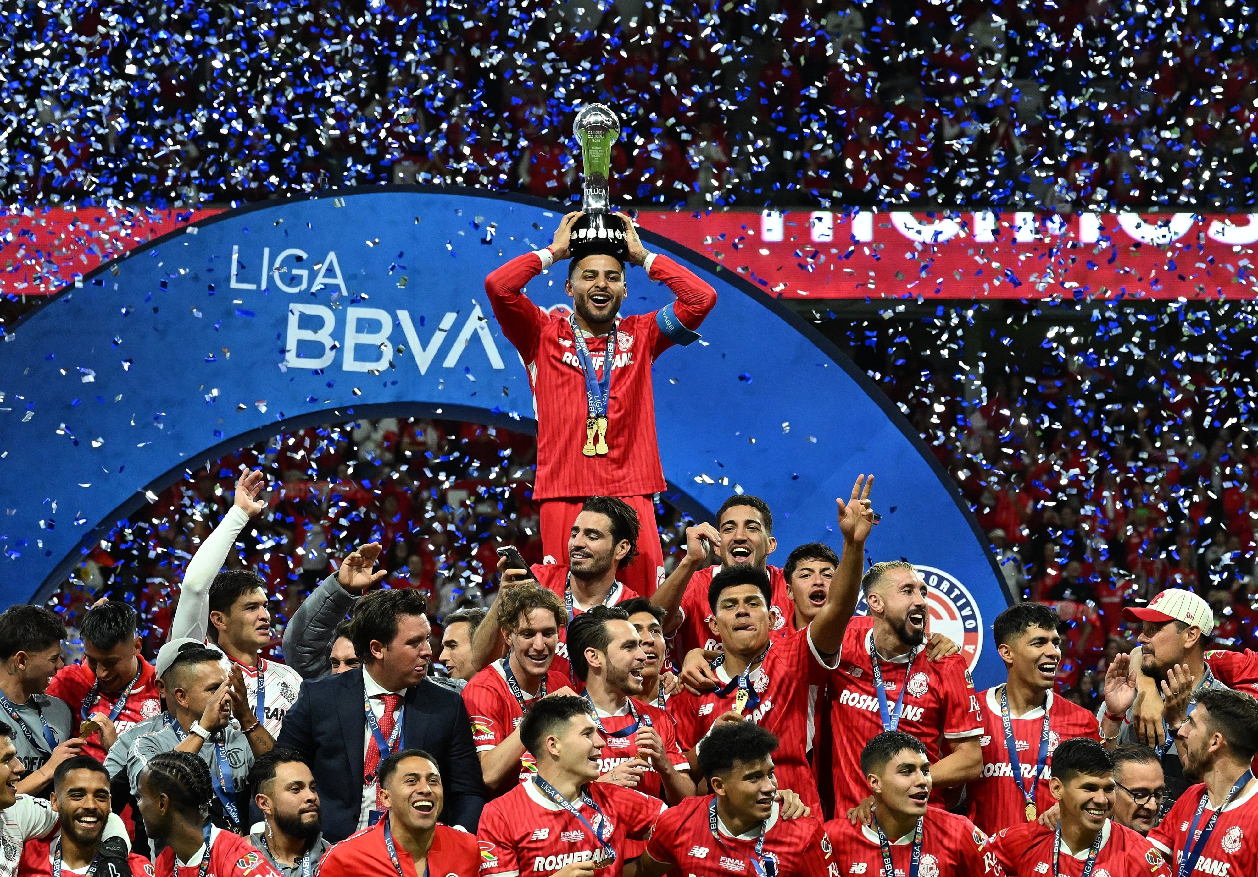 Alexis Vega lifts the championship trophy with Toluca players during the final second leg match between Toluca and America as part of the Liga BBVA MX, Torneo Clausura 2025 at Nemesio Diez Stadium on May 25, 2025 in Toluca, Estado de Mexico, Mexico.