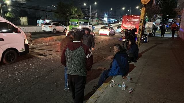 Accidente entre camión y combi en avenida Gustavo Baz, Tlalnepantla