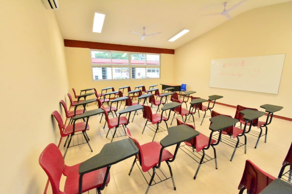 Debido al arribo del huracán Lisa, en Tabasco decidieron suspender clases en Tabasco.