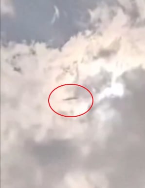 OVNI volando sobre Estados Unidos durante el eclipse solar