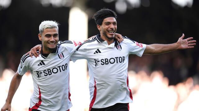 Raúl Jiménez intercambia camiseta con Dibu Martínez