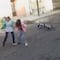 VIDEO: Mujer golpea con su bolsa a hombre para evitar secuestro de su hija en Ecatepec