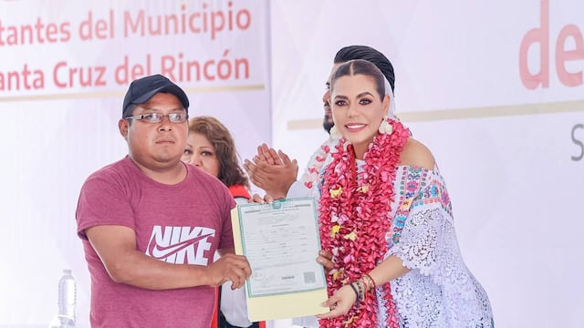 Evelyn Salgado sostiene encuentro con habitantes de Santa Cruz del Rincón.