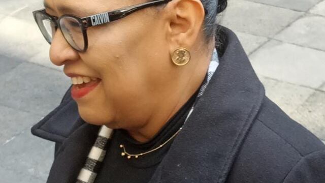 Rosa Icela Rodríguez presume aretes de Amlito