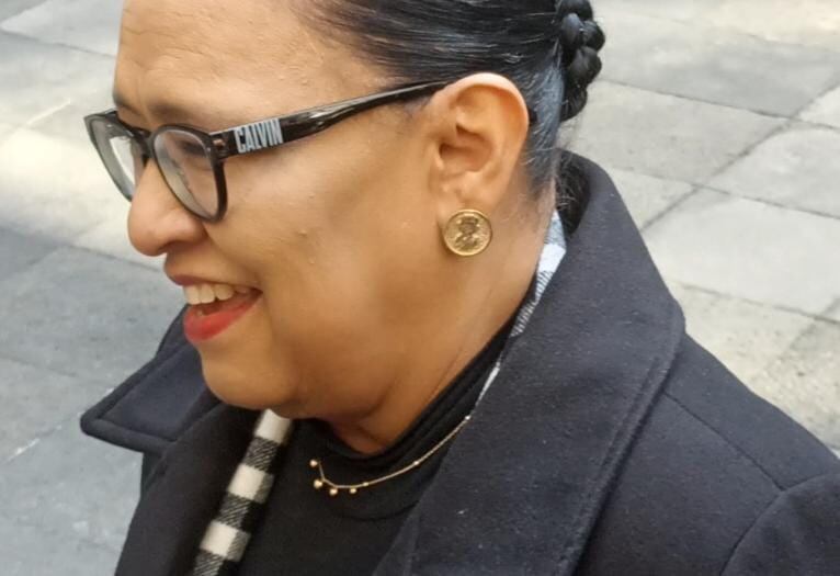 Rosa Icela Rodríguez presume aretes de Amlito