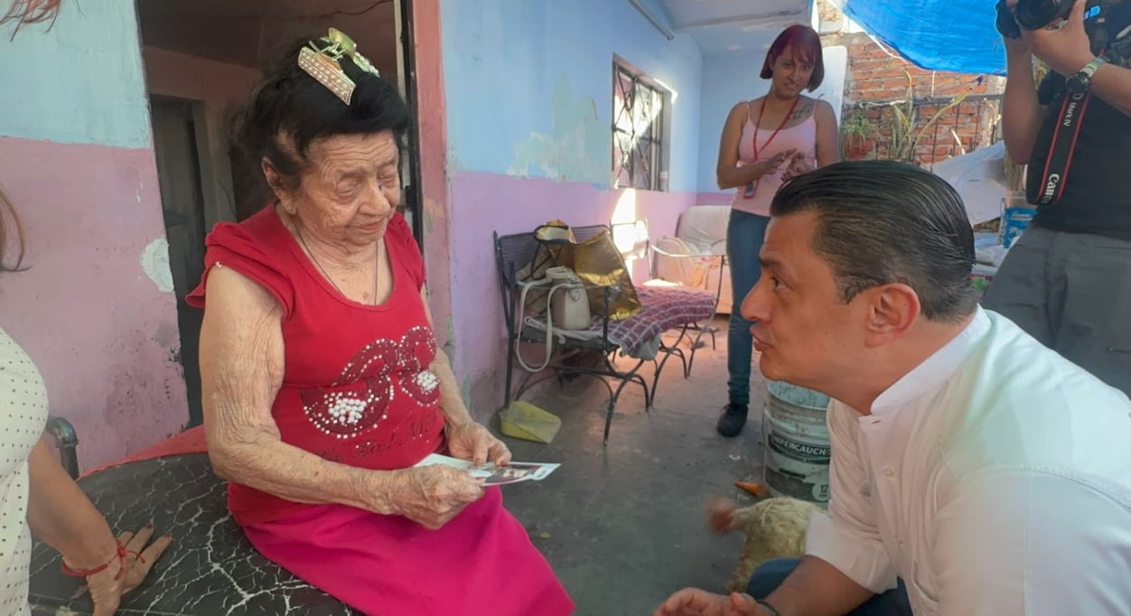 Chema Martínez recorre colonias de Guadalajara