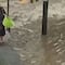 VIDEO: Mujer de la tercera edad es arrastrada por inundaciones tras lluvias en Coacalco